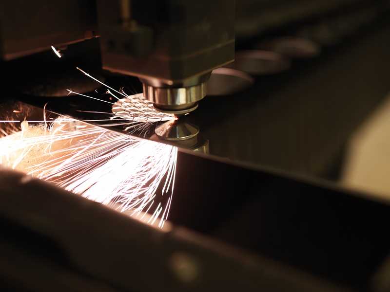 Инновационные методы работы с металлом — лазерная резка и трехмерная печать в современной технологии.